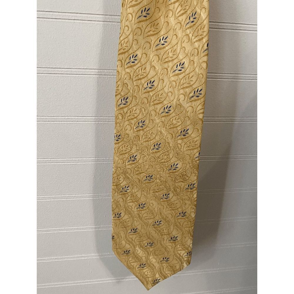 Bill Blass Men’s Leaf Print Pure Silk Adjustable Neck Tie Gold